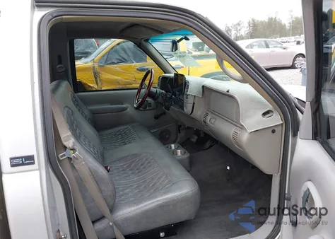 1997 GMC Sierra C1500 z USA, uszkodzony, nr VIN 1GTEC14W7VZ523228